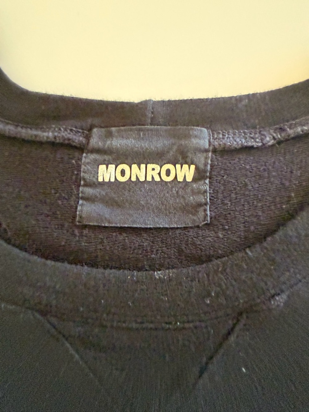 Monrow classic crew neck sweatshirt with distinctive shoulder cutout black Sz S - Picture 5 of 9